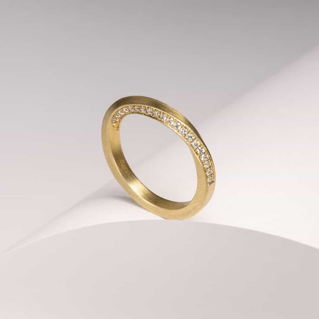 Ring "Tordiert" aus Gelbgold mit Diamanten