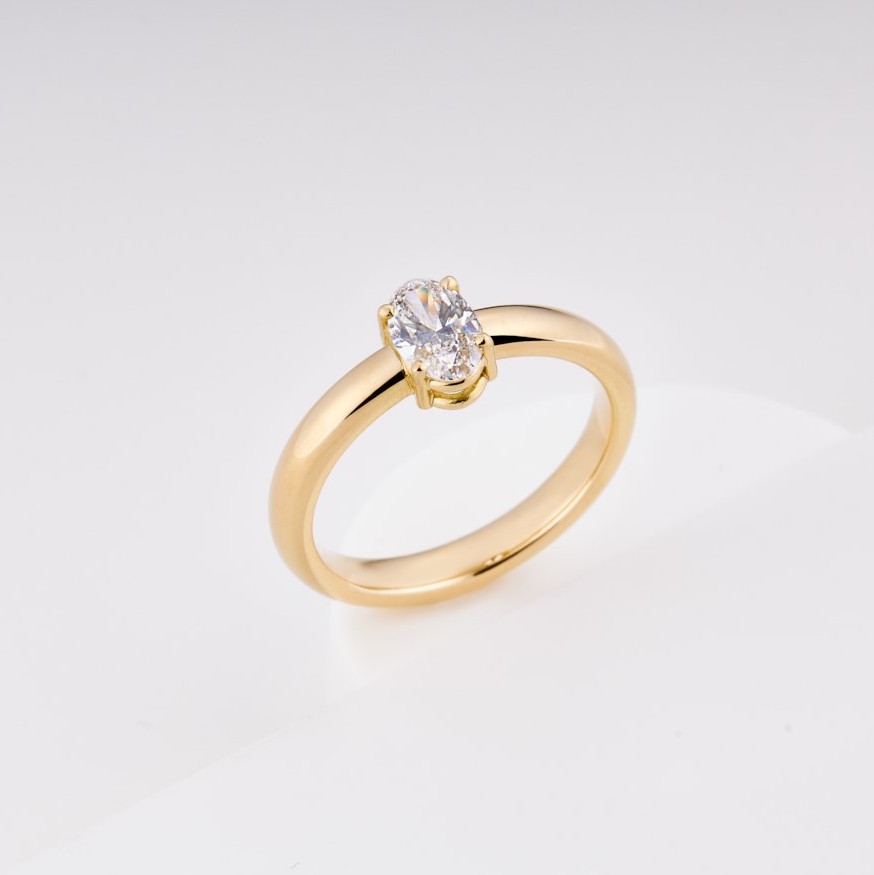 Ring aus 750er Gelbgold mit ovalem Diamant